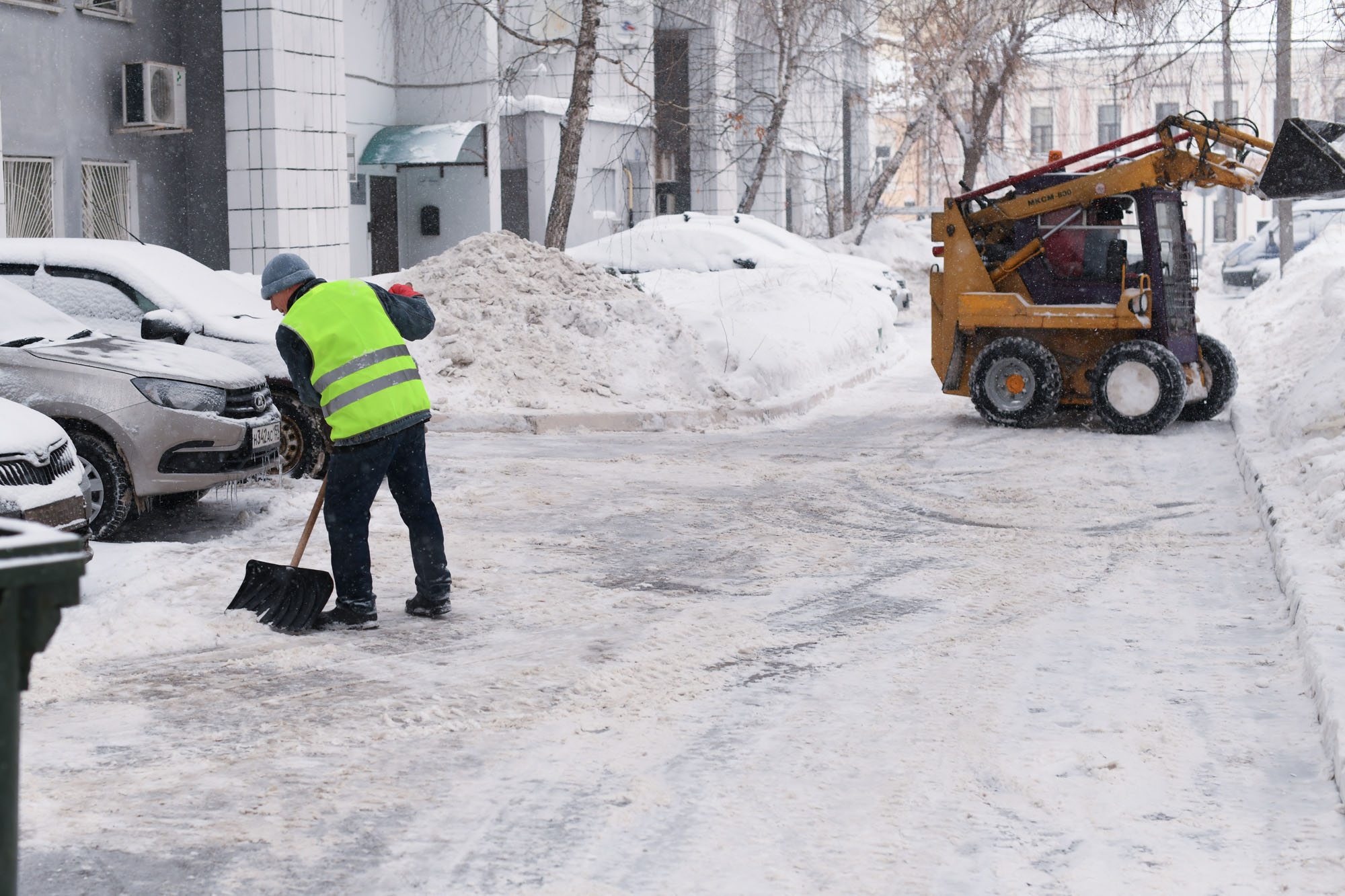 Расчистили дворы от снега. Уборка снега. Расчистка снега. Вывоз снега. Плохая уборка снега.