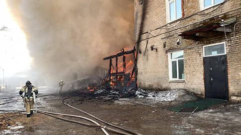 В Биробиджане тушат пожар на крыше цеха площадью 3 тыс. кв. м